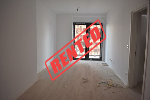 Ambient zyre me qira prane bllokut te Ambasadave ne rrugen e Kavajes ne Tirane.
Me nje siperfaqe to